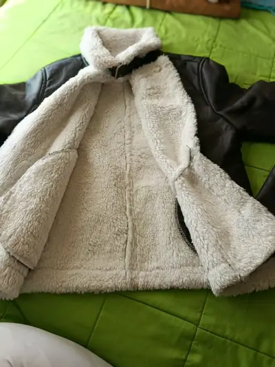 Chaqueta de cuero con forro de borrego para mujer - miniatura 4