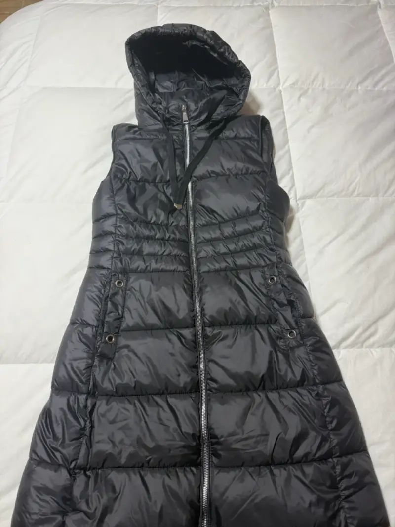 Chaqueta Larga Acolchada Negro con Capucha - 1