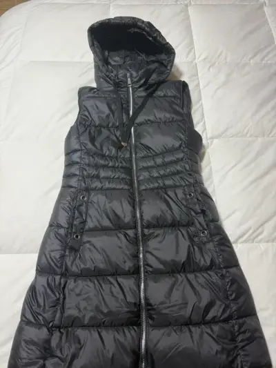 Chaqueta  Larga Acolchada Negro con Capucha - miniatura 1