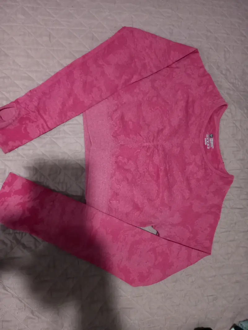 Polera deportiva rosa manga larga para mujer