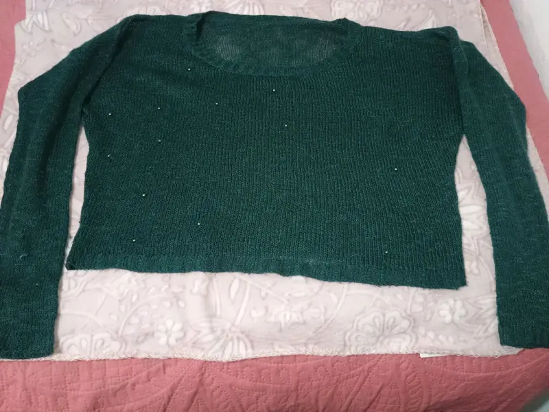 Suéter verde oscuro con detalles brillantes - 1