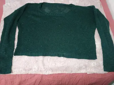 Suéter verde oscuro con detalles brillantes - miniatura 1