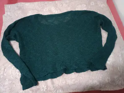 Suéter verde oscuro con detalles brillantes - miniatura 2