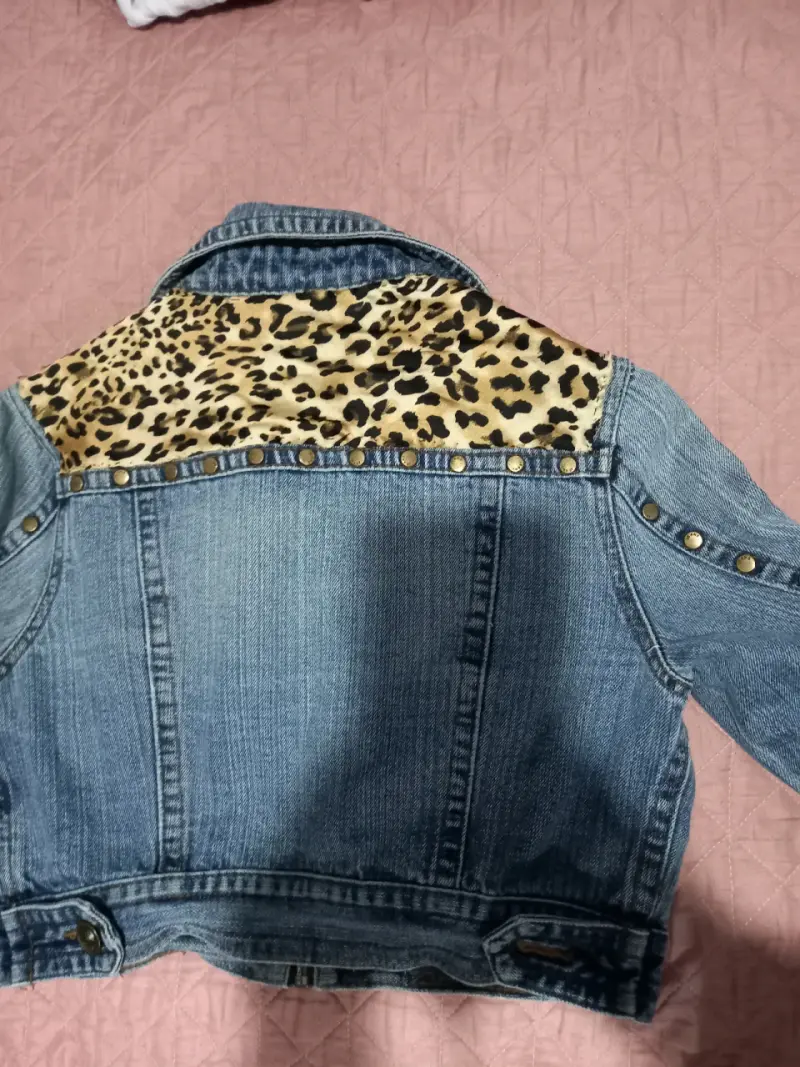 Chaqueta de mezclilla con estampado animal print
