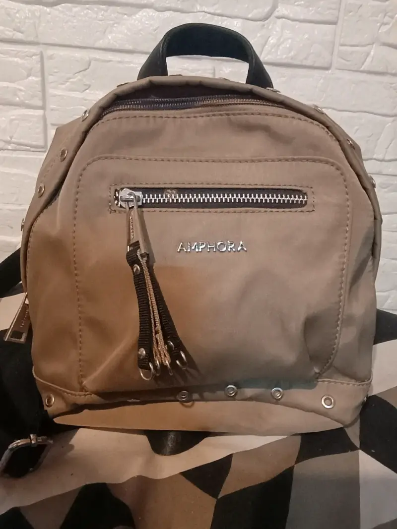 Mochila Amphora beige con detalles metálicos
