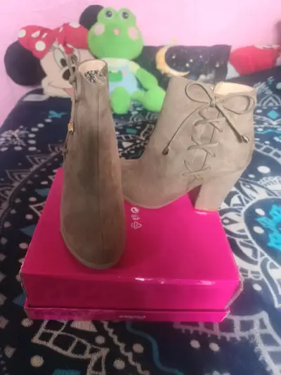 Botines de gamuza beige con tacón alto - miniatura 1