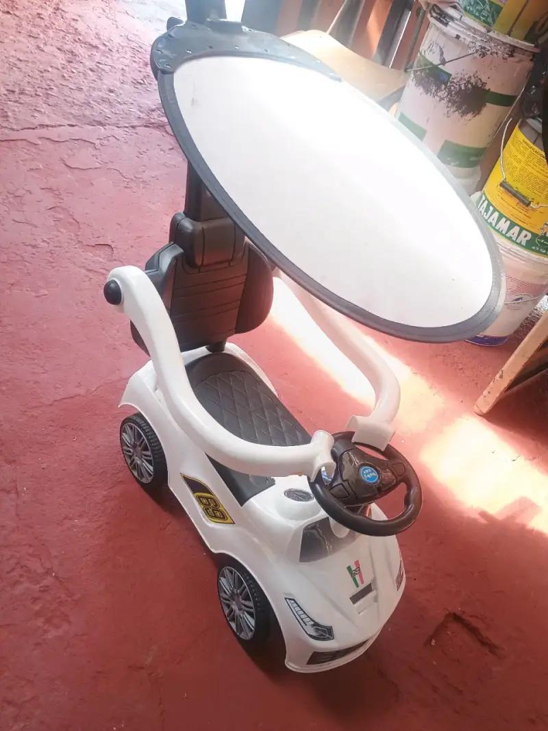 Auto correpasillos infantil con toldo - 1