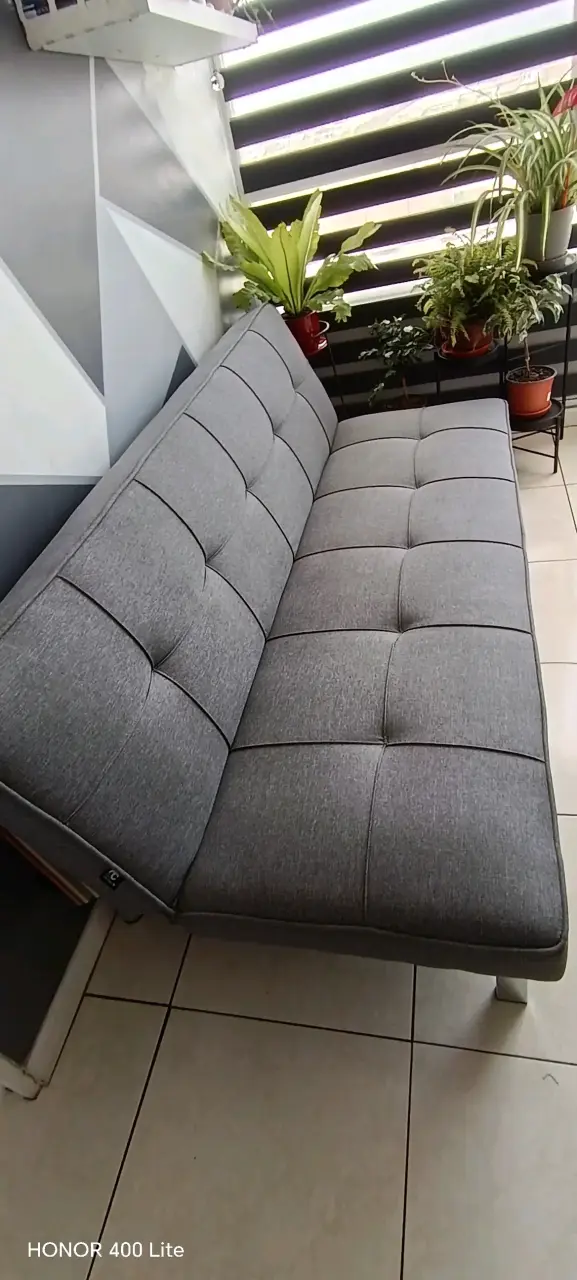 Sofá cama gris moderno en buen estado - 1