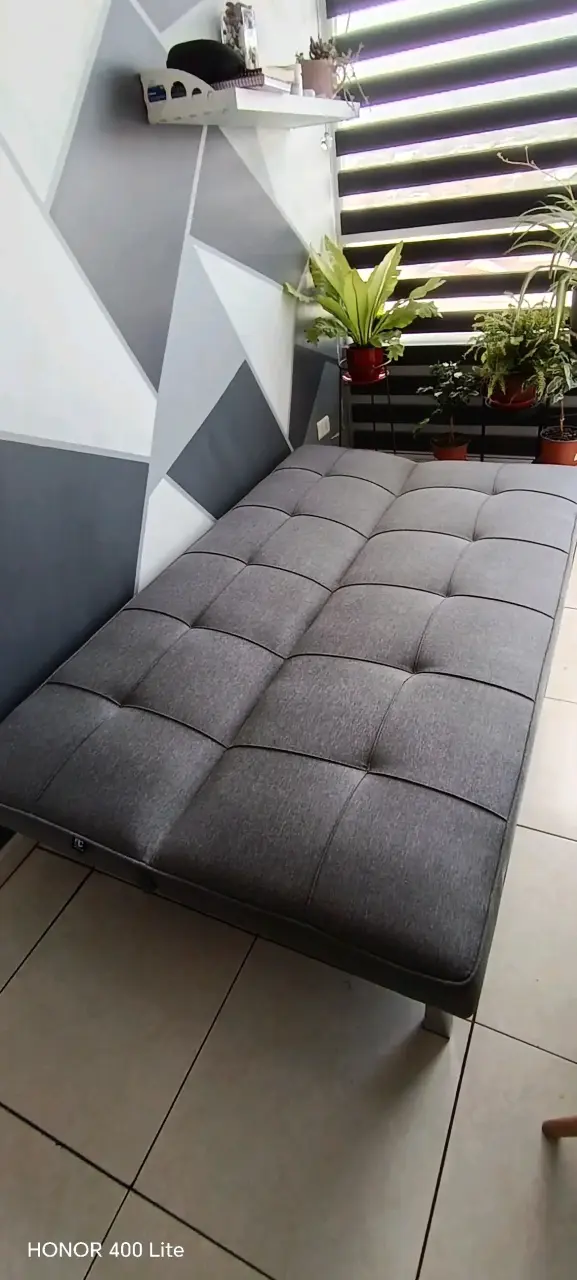 Sofá cama gris moderno en buen estado - 2