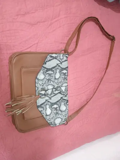 Cartera cruzada de cuero sintético con diseño de serpiente - miniatura 1