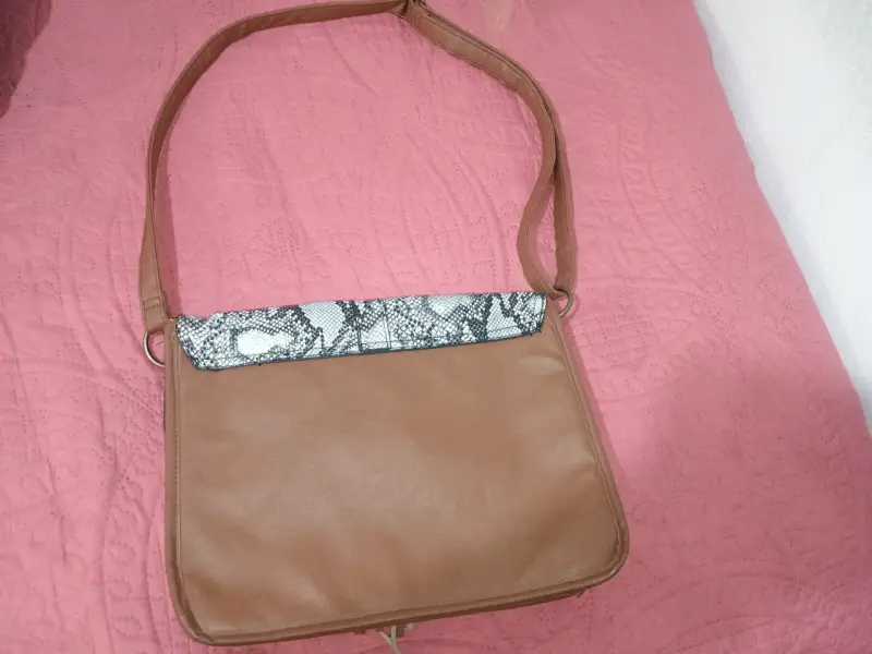 Cartera cruzada de cuero sintético con diseño de serpiente - 2