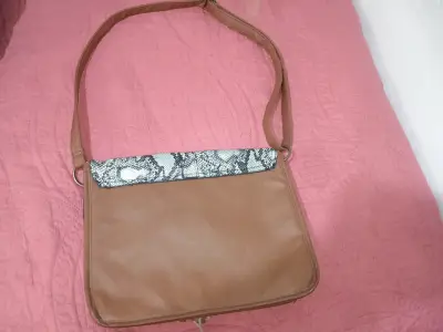 Cartera cruzada de cuero sintético con diseño de serpiente - miniatura 2