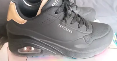 Zapatillas Skechers negras con detalles dorados - miniatura 2