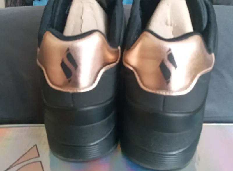 Zapatillas Skechers negras con detalles dorados - 3