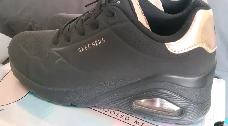 Zapatillas Skechers negras con detalles dorados - 4