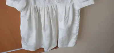 Vestido vintage blanco de bebé con encaje - miniatura 3