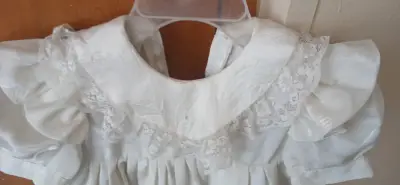 Vestido vintage blanco de bebé con encaje - miniatura 4