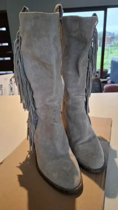 Botas de gamuza gris con flecos - miniatura 1