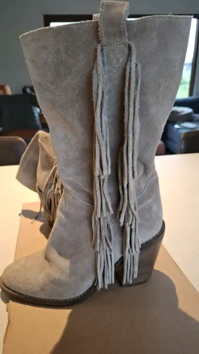 Botas de gamuza gris con flecos - miniatura 2