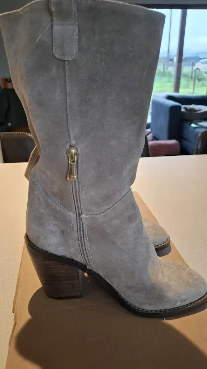 Botas de gamuza gris con flecos - 3