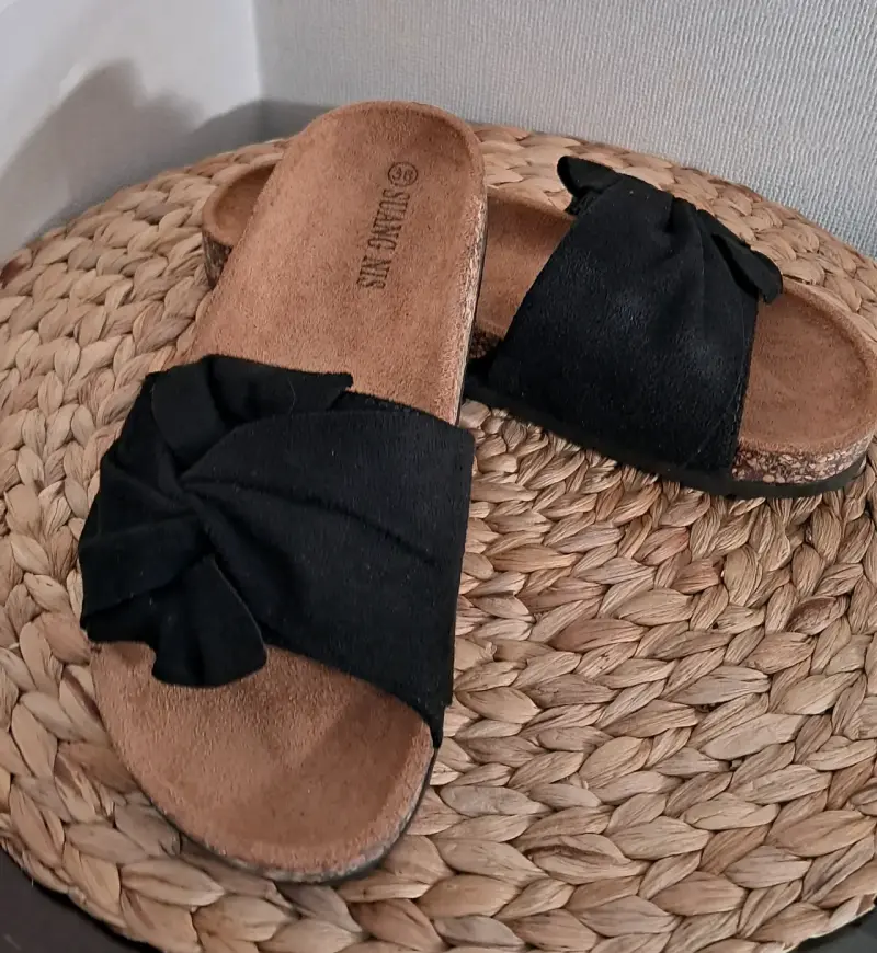 Sandalias planas negras con lazo - 1