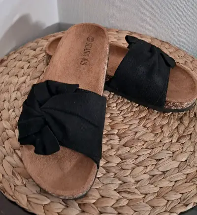 Sandalias planas negras con lazo - miniatura 1