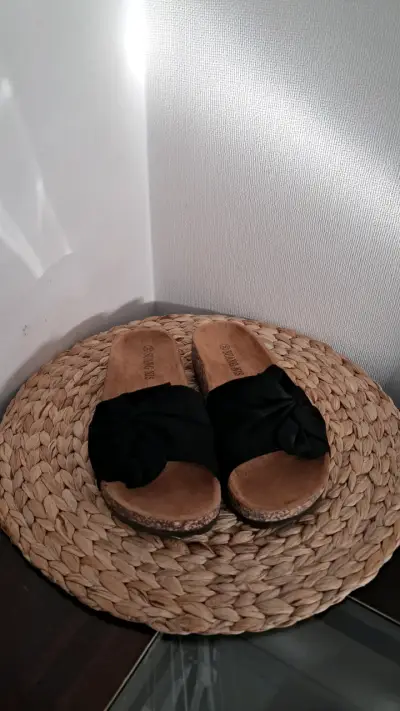 Sandalias planas negras con lazo - miniatura 2