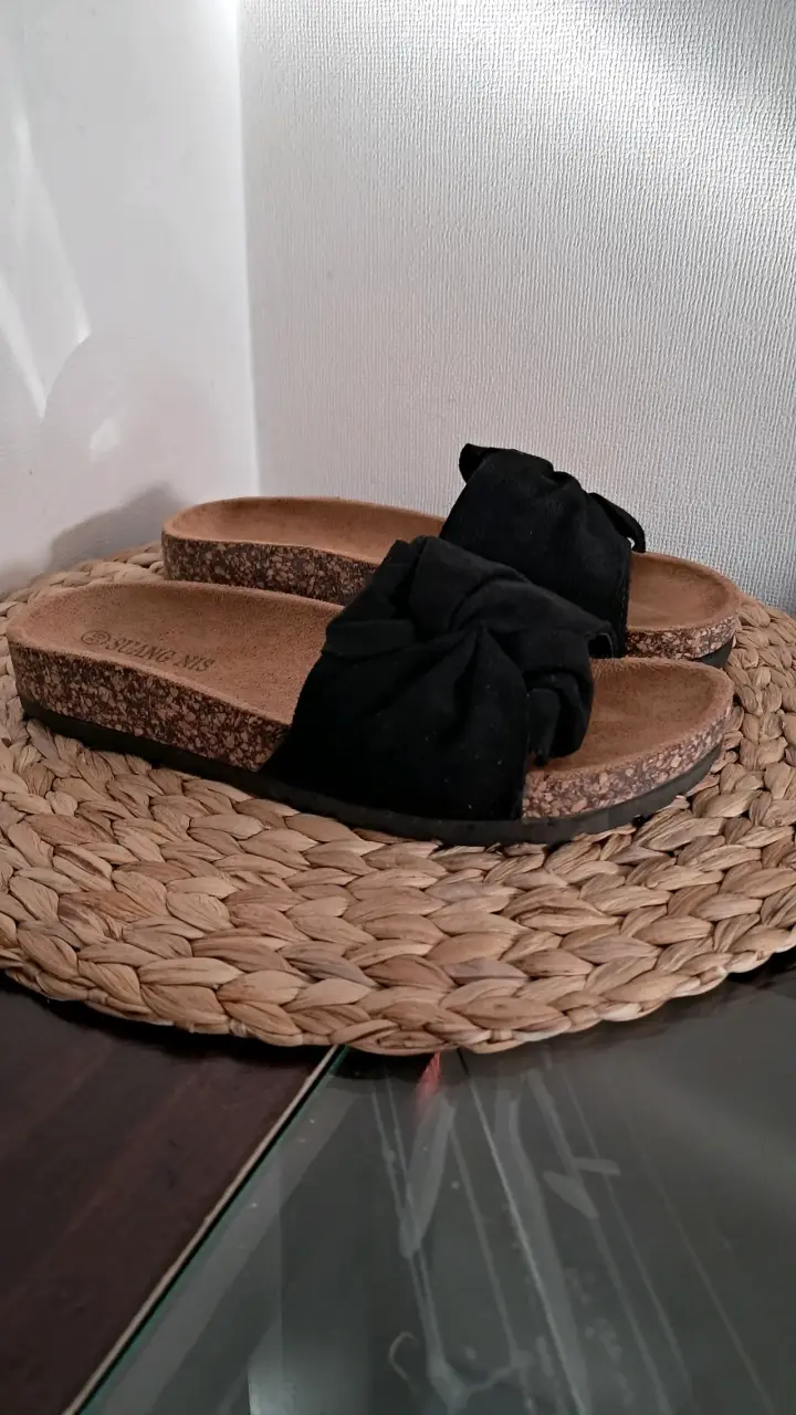 Sandalias planas negras con lazo - 3