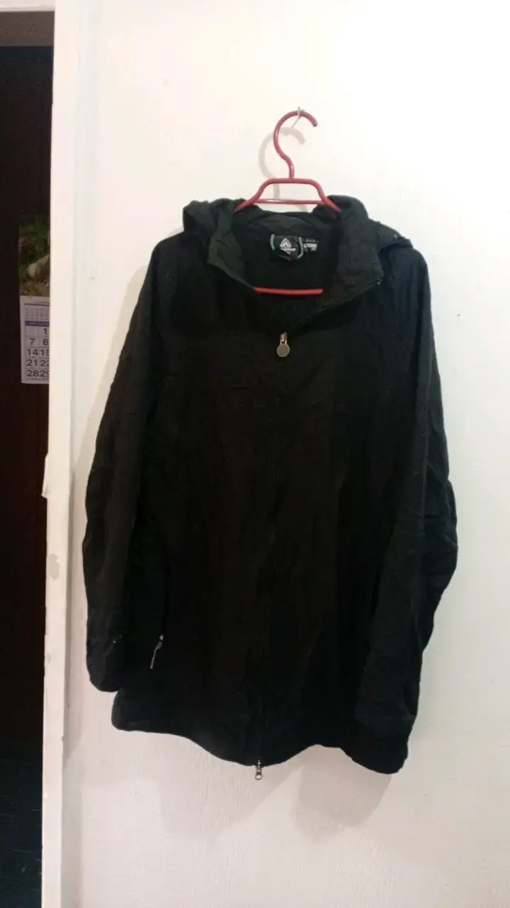 Chaqueta negra con capucha para mujer - 1