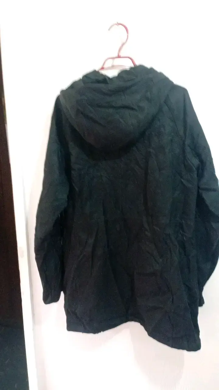 Chaqueta negra con capucha para mujer - 2