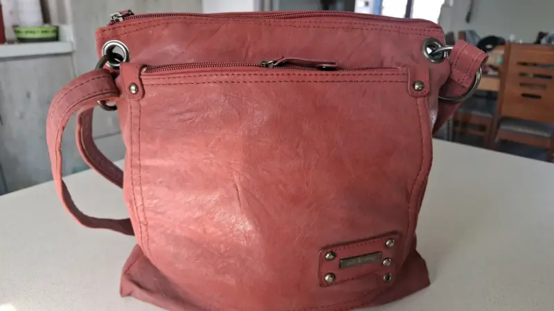 Cartera  roja con cierre frontal - 2