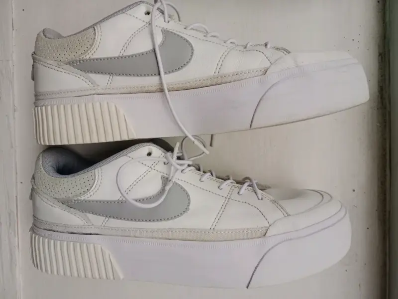 Zapatillas deportivas blancas Nike con plataforma - 1