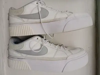 Zapatillas deportivas blancas Nike con plataforma - miniatura 1