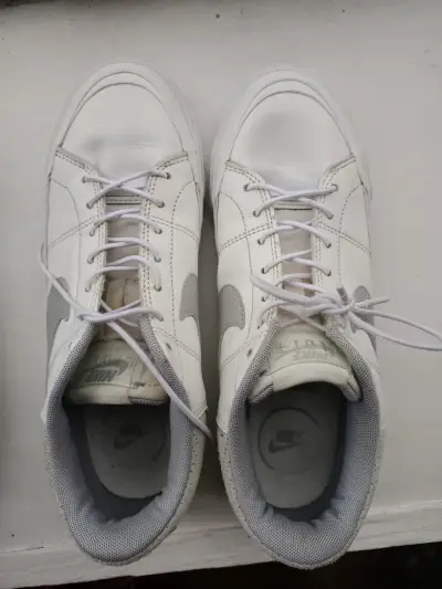 Zapatillas deportivas blancas Nike con plataforma - miniatura 2