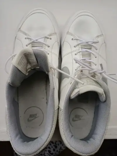 Zapatillas deportivas blancas Nike con plataforma - miniatura 3
