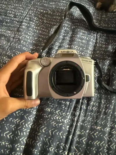Cámara analógica Minolta Dynax 30 con lente zoom - miniatura 1
