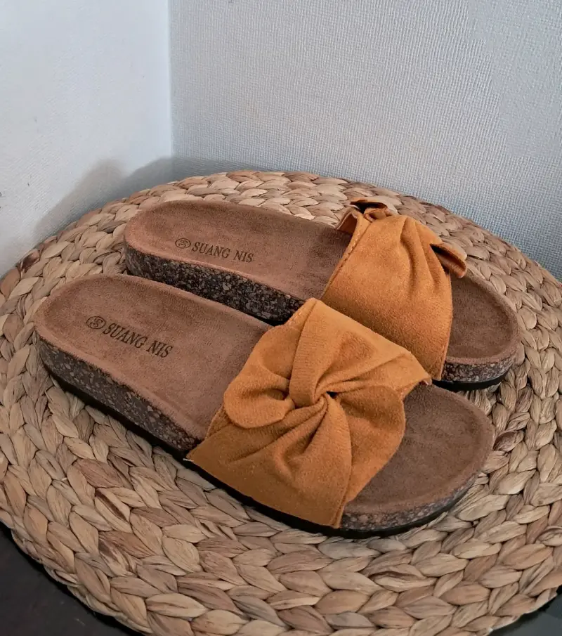 Sandalias planas con lazo color mostaza - 1