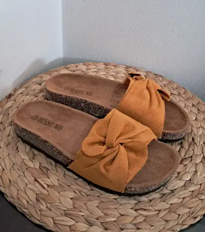 Sandalias planas con lazo color mostaza - miniatura 1