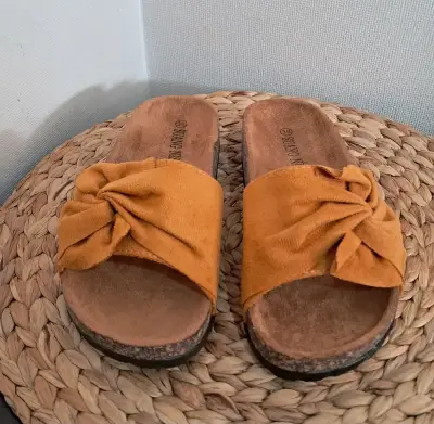 Sandalias planas con lazo color mostaza - miniatura 2