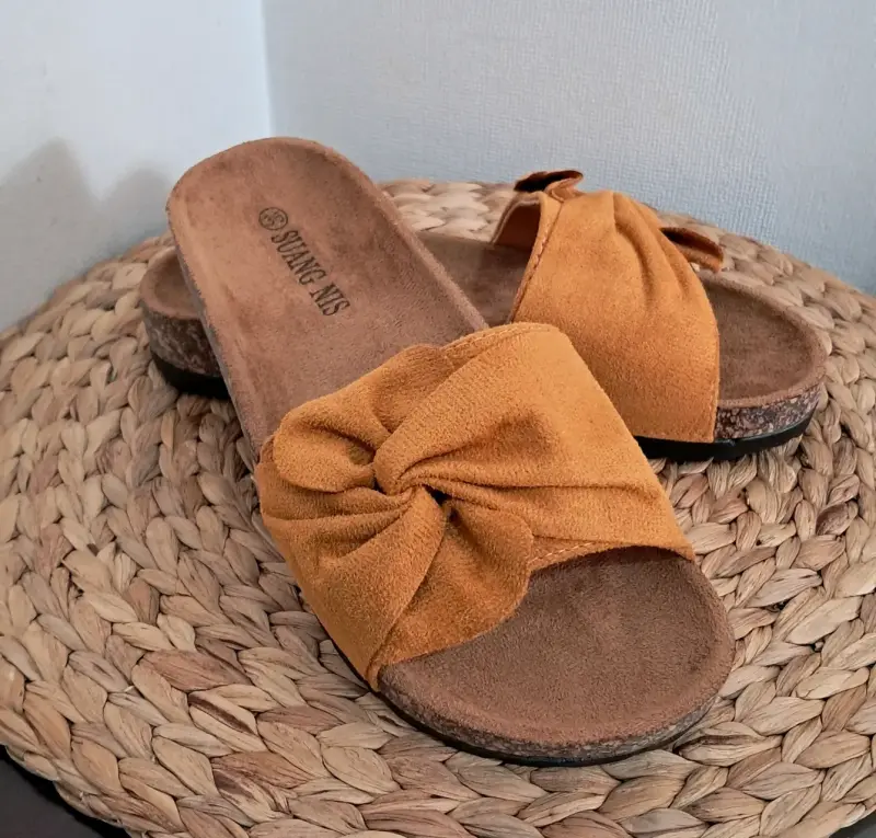 Sandalias planas con lazo color mostaza - 3