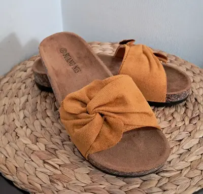 Sandalias planas con lazo color mostaza - miniatura 3