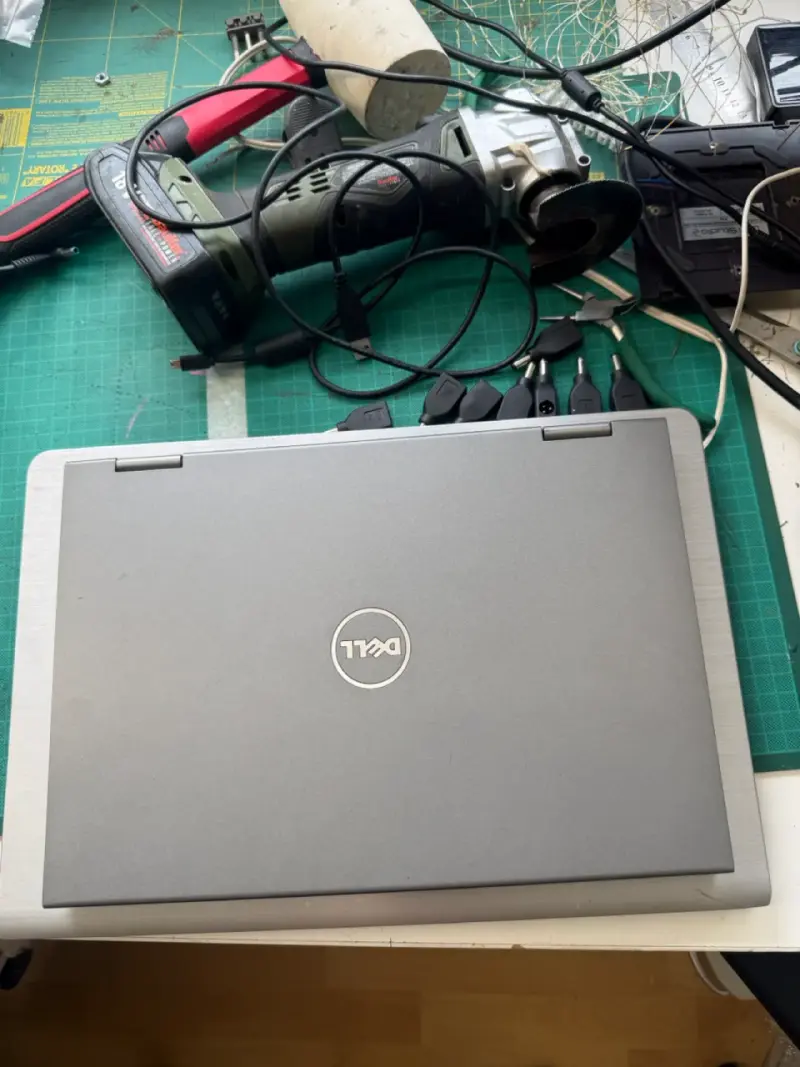Laptop Dell Inspiron con pantalla rota - 1