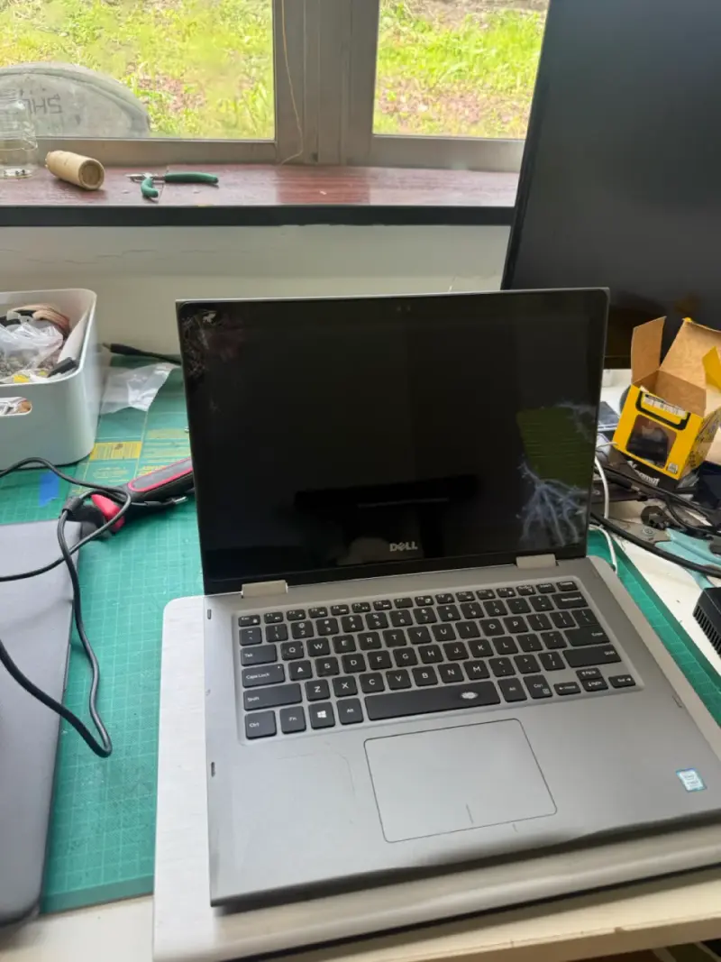 Laptop Dell Inspiron con pantalla rota - 2