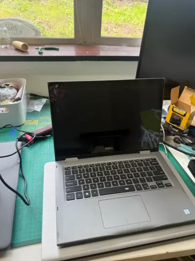 Laptop Dell Inspiron con pantalla rota - miniatura 2
