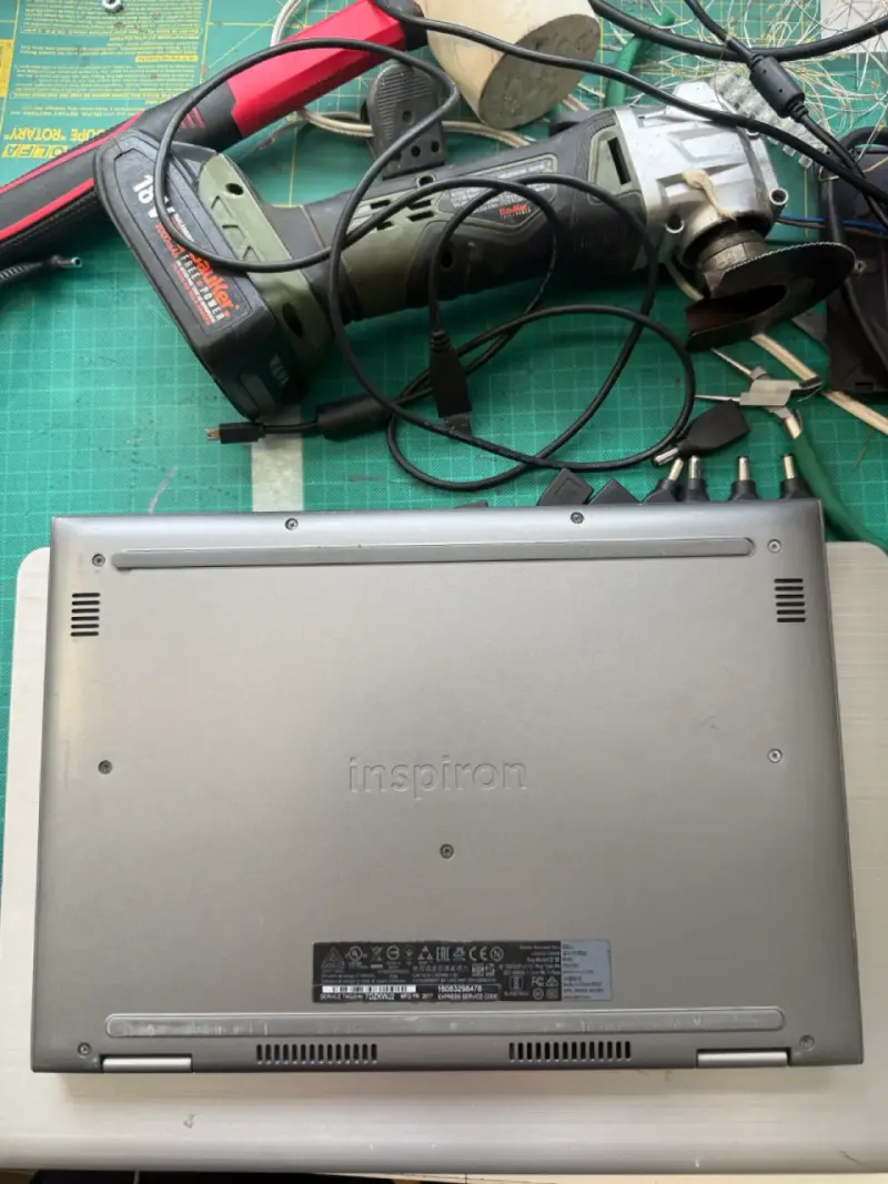 Laptop Dell Inspiron con pantalla rota - 3