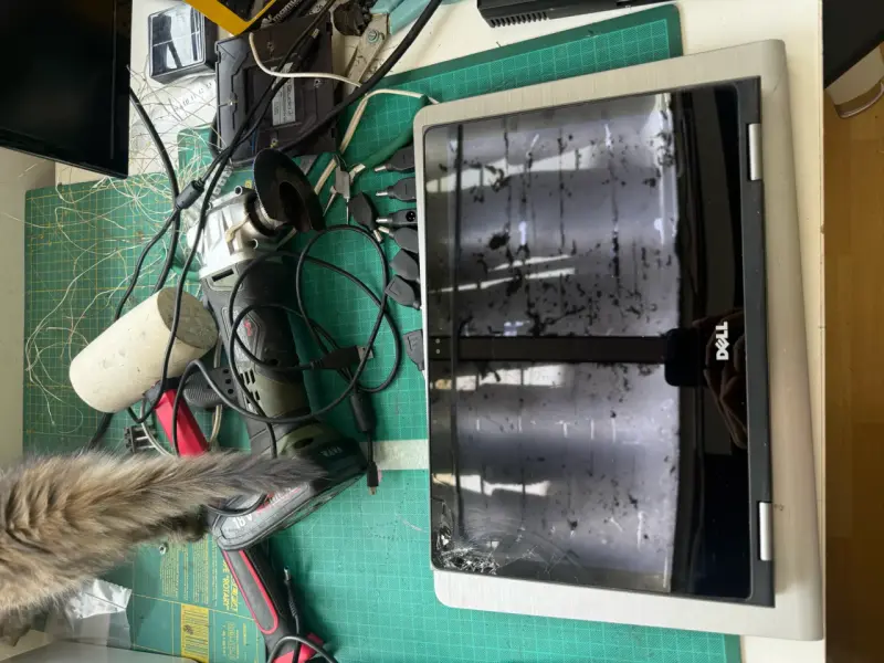 Laptop Dell Inspiron con pantalla rota - 4