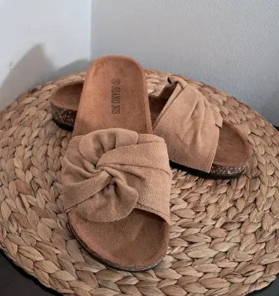 Sandalias planas de gamuza color beige - miniatura 1