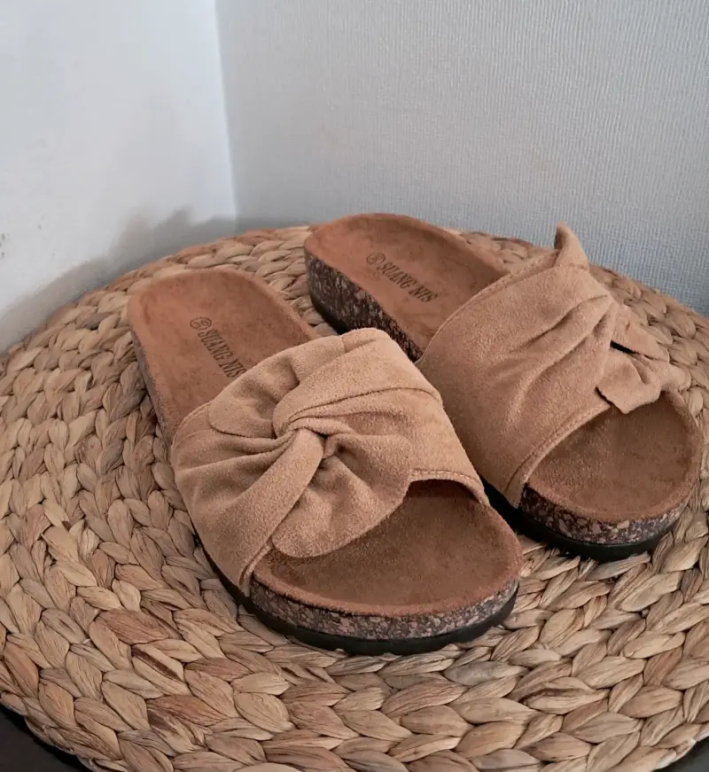 Sandalias planas de gamuza color beige - 2