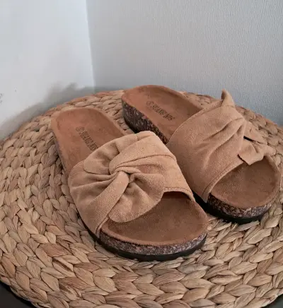 Sandalias planas de gamuza color beige - miniatura 2