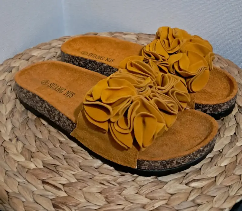 Sandalias con flores decorativas